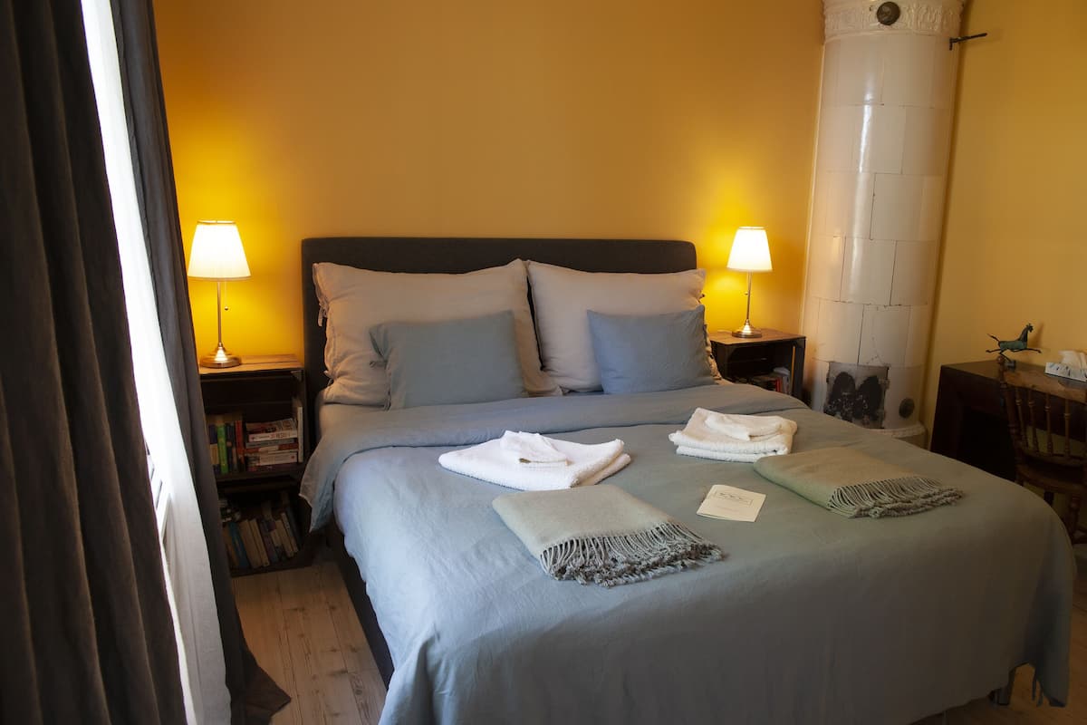 Habitación doble Deluxe, baño privado, vista al jardín (Saffron) | Ropa de cama de alta calidad y decoración personalizada