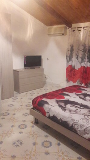 1 bedroom, premium bedding, individually decorated, soundproofing - Borgo Paradiso (Castel San Giorgio)