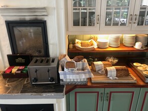朝食 (ビュッフェ)、毎日提供 (無料)