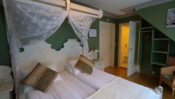 Minibar, free WiFi, bed sheets