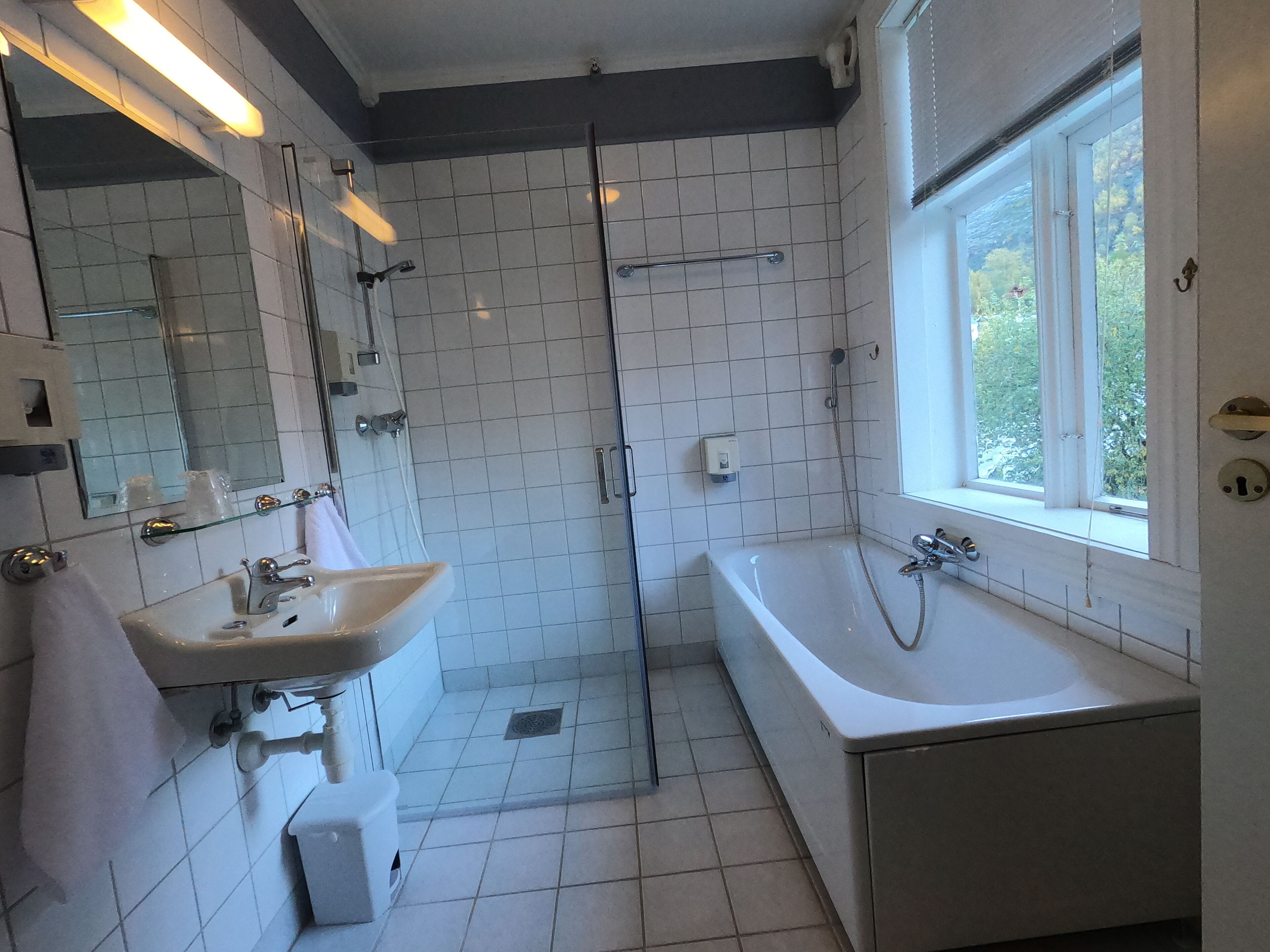 Une salle de bain moderne équipée d’une douche, d’un lavabo et d’une baignoire.