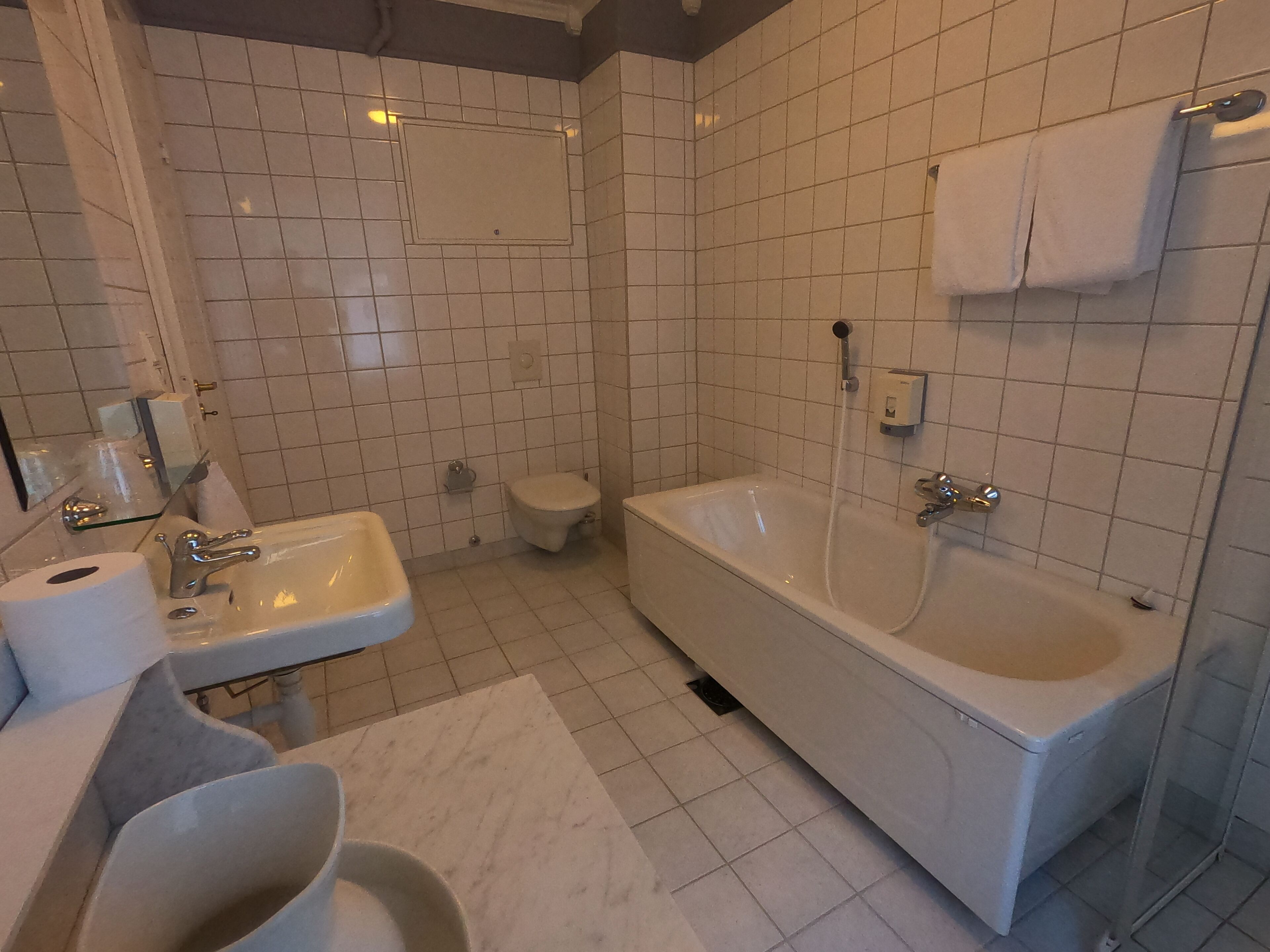 dobbeltrom suite | bathroom | hair dryer, towels