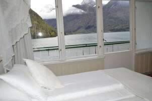 Quarto casal, 2 camas de solteiro, sacada | Frigobar, Wi-Fi de cortesia, roupa de cama