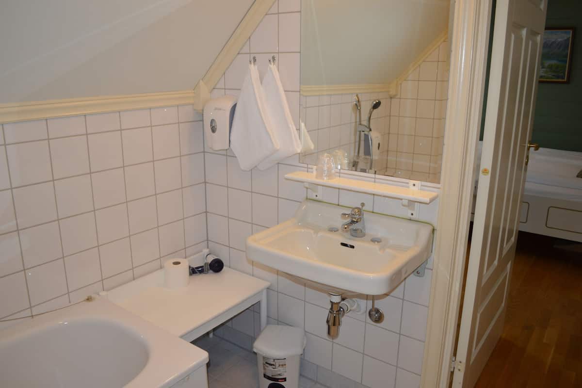 dobbeltrom segestad | bathroom | hair dryer, towels