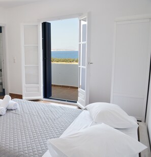 4 chambres, coffre-fort, bureau, fer et planche Ă repasser