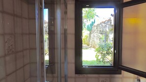 Shower, hair dryer, towels, soap - Cozy duplex, ideal for couples (Isla)