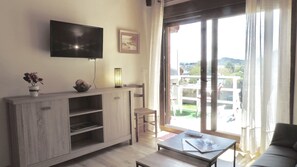 Flat-screen TV - Cozy duplex, ideal for couples (Isla)