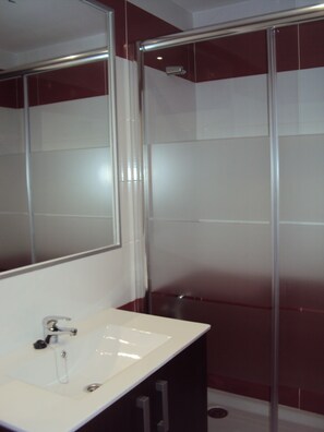 Een douche, een bidet, handdoeken, zeep