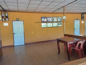 Habitación básica, 1 cama doble | Zona de estar
