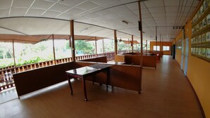 Een ruime kamer met houten meubels en een hoge nok.