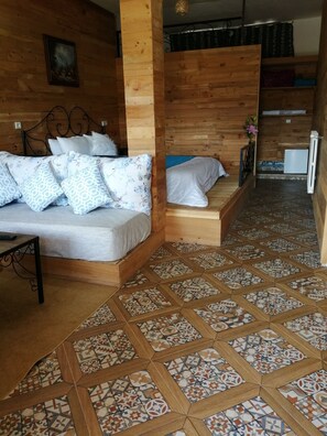 Kamar Double Standar | Tirai kedap cahaya, tempat tidur bayi gratis, dan Wi-Fi gratis