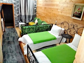 Cortinas blackout, cunas gratuitas, wifi gratis y ropa de cama 