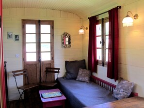 Cabin (Verte) | Living area - Les Roulottes du Lauragais (Montmaur)