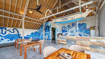 供應早餐、午餐、晚餐;本地及多國菜
