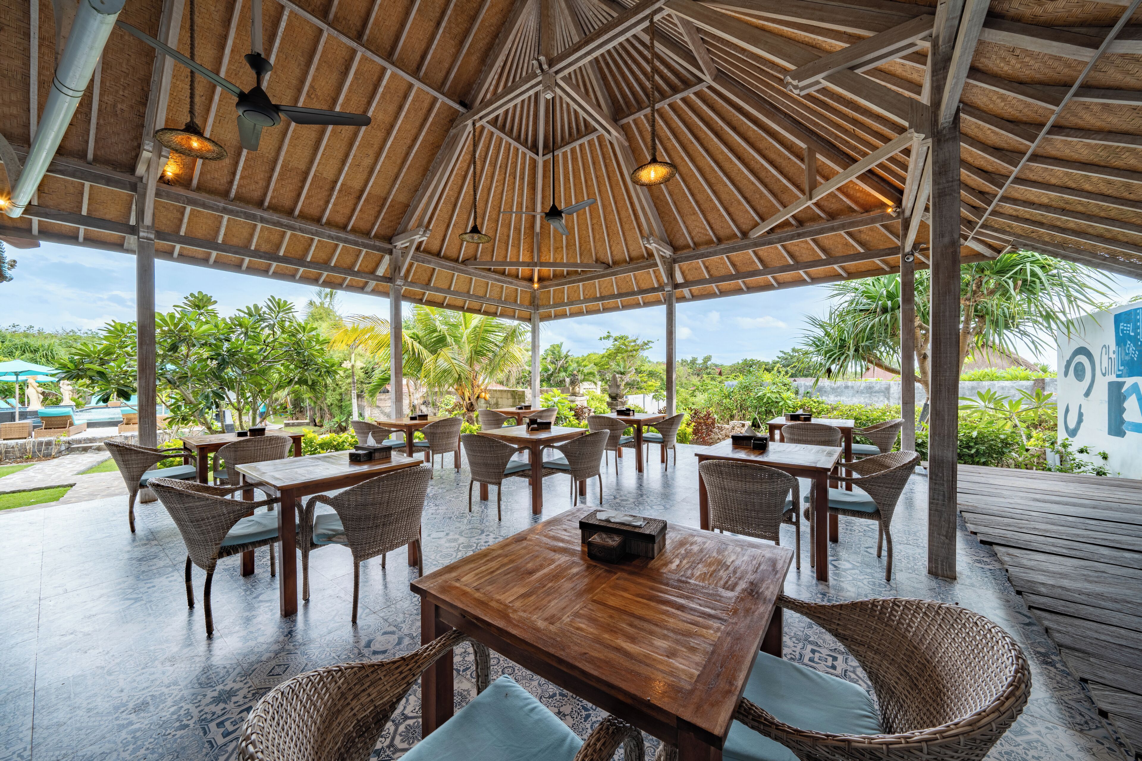 Menyajikan hidangan lokal dan internasional