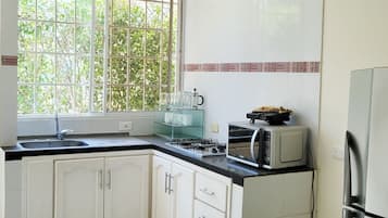 Refrigerador, horno, parrilla de estufa y cafetera y tetera