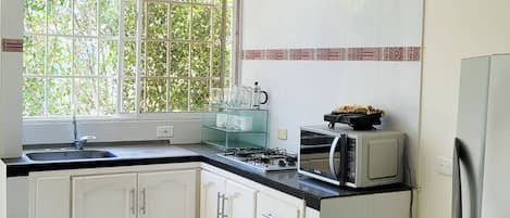 Kühlschrank, Ofen, Herdplatte, Wasserkocher mit Kaffee-/Teezubehör