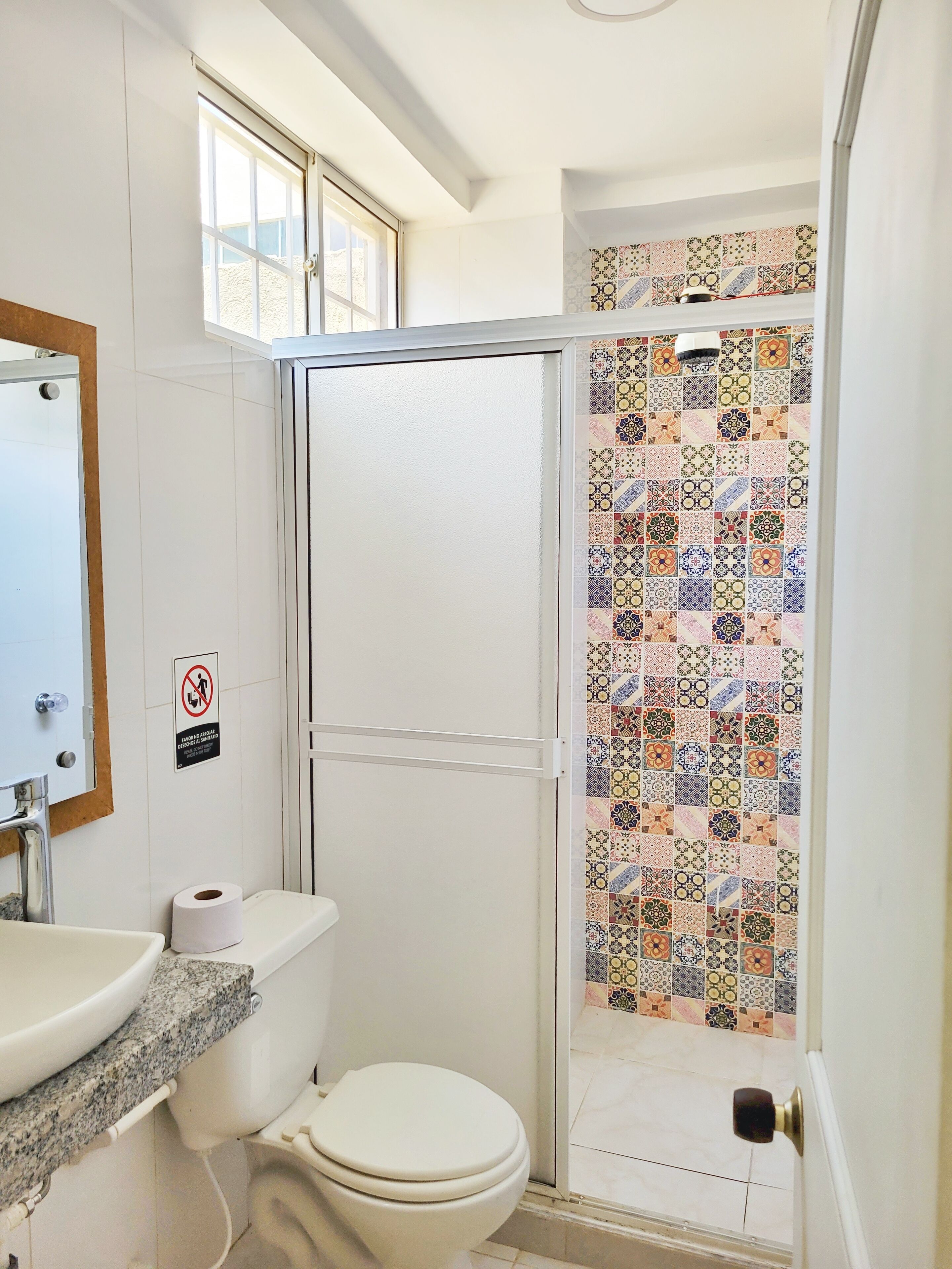 Toallas, jabón, papel de baño 