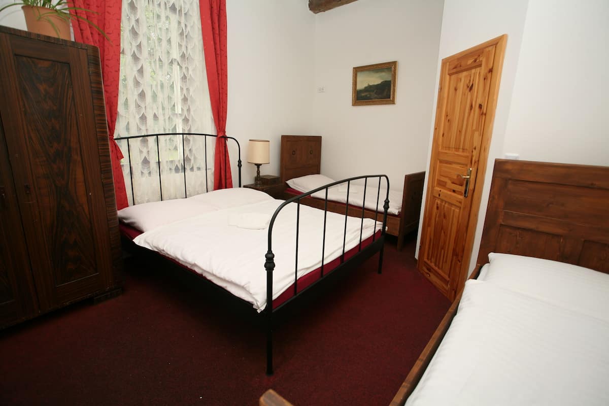 Apartment, 2 Bedrooms (6) | 1 bedroom, minibar, desk, blackout drapes
