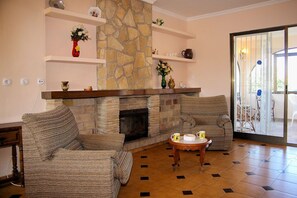 Televisión y chimenea 