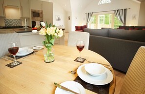 Dining - Campion Lodge holiday cottage is located near Colchester and set in some amazing natural beauty. (Colchester)