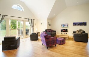 TV - Campion Lodge holiday cottage is located near Colchester and set in some amazing natural beauty. (Colchester)