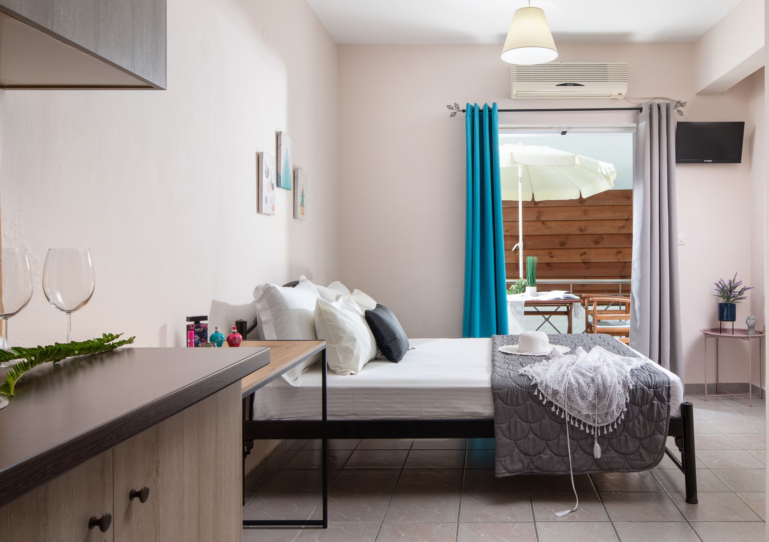 Espacio para trabajar con laptop y cortinas blackout 
