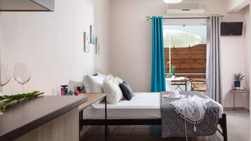 Laptop workspace, blackout curtains, iron/ironing board, free WiFi
