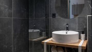 Ducha, artículos de tocador gratuitos, secador de pelo, batas