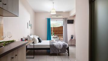 Laptop workspace, blackout drapes, iron/ironing board, free WiFi