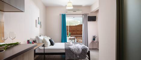 Laptop workspace, blackout curtains, iron/ironing board, free WiFi