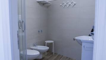 Camera doppia | Bagno | Doccia, set di cortesia gratuito, bidet, asciugamani