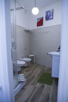 Ducha, artículos de tocador gratuitos, bidet, toallas