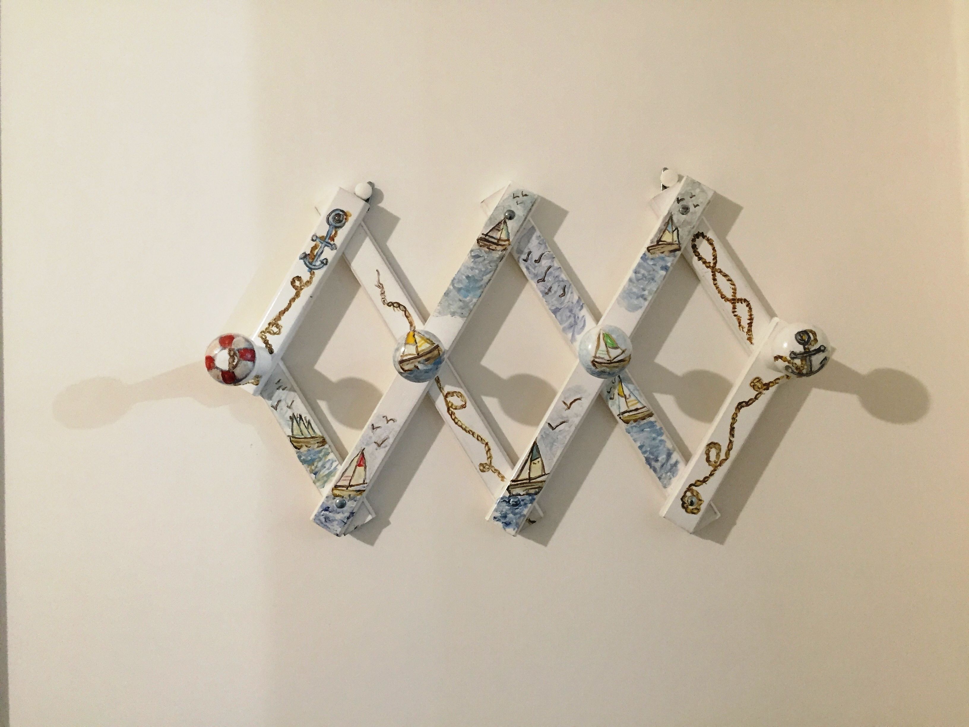 Una pared con una decoración de paneles blancos con motivos marinos.