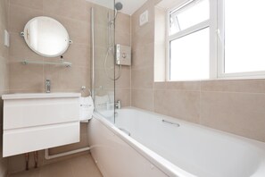 Ducha y bañera combinadas, secador de pelo, toallas y jabón