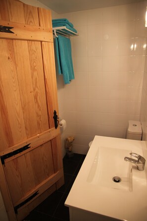 Een douche, een haardroger, handdoeken