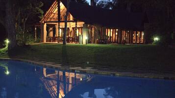 Fachada del alojamiento - Noche