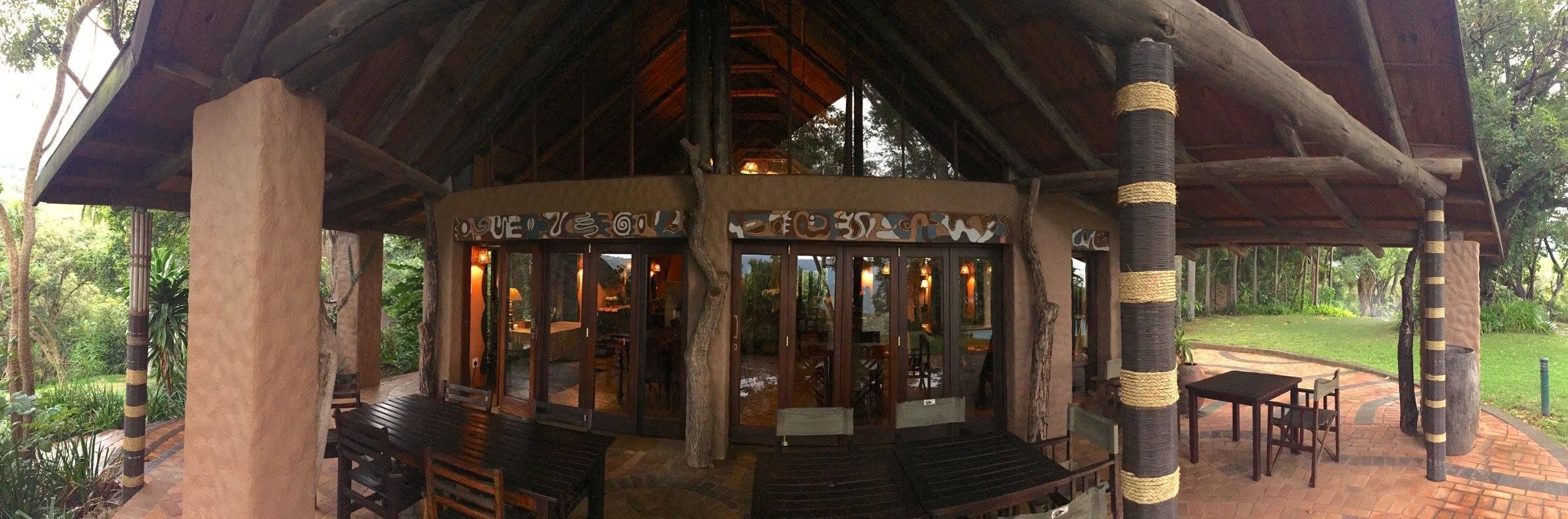 供应早餐、午餐和晚餐，本地与国际菜