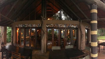 Se sirven desayunos, almuerzos y cenas; cocina local e internacional