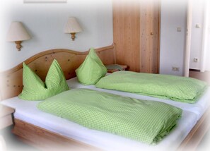 Desk, rollaway beds, free WiFi, bed sheets - Landhotel Stadt Nuernberg (Ahlsdorf)