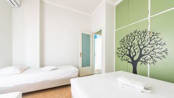 Grand Apartment (Near Metro #1) | Desk, free WiFi