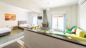 Un salon moderne avec un canapé, une table à manger et une cheminée.