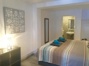 Huoneisto, 2 makuuhuonetta, terassi, merinäköala | Kylpyhuone | Suihku