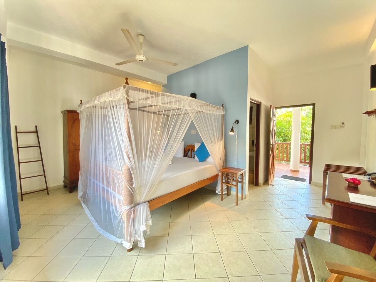 Quarto casal luxo, 1 cama Queen | Frigobar, cofres nos quartos, escrivaninha
