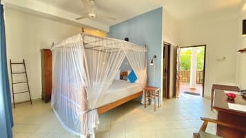 Quarto casal luxo, 1 cama Queen | Frigobar, cofres nos quartos, escrivaninha