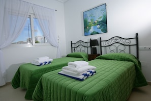 3 bedrooms, in-room safe, desk, iron/ironing board