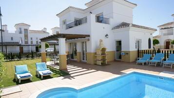 Una piscina al aire libre, una piscina climatizada