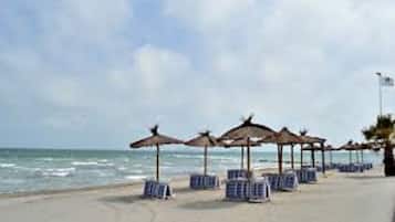 Chaises longues, serviettes de plage