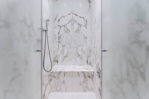 Dusche, Haartrockner, Bidet, Handtücher