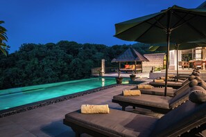 インフィニティプール、サンラウンジャー